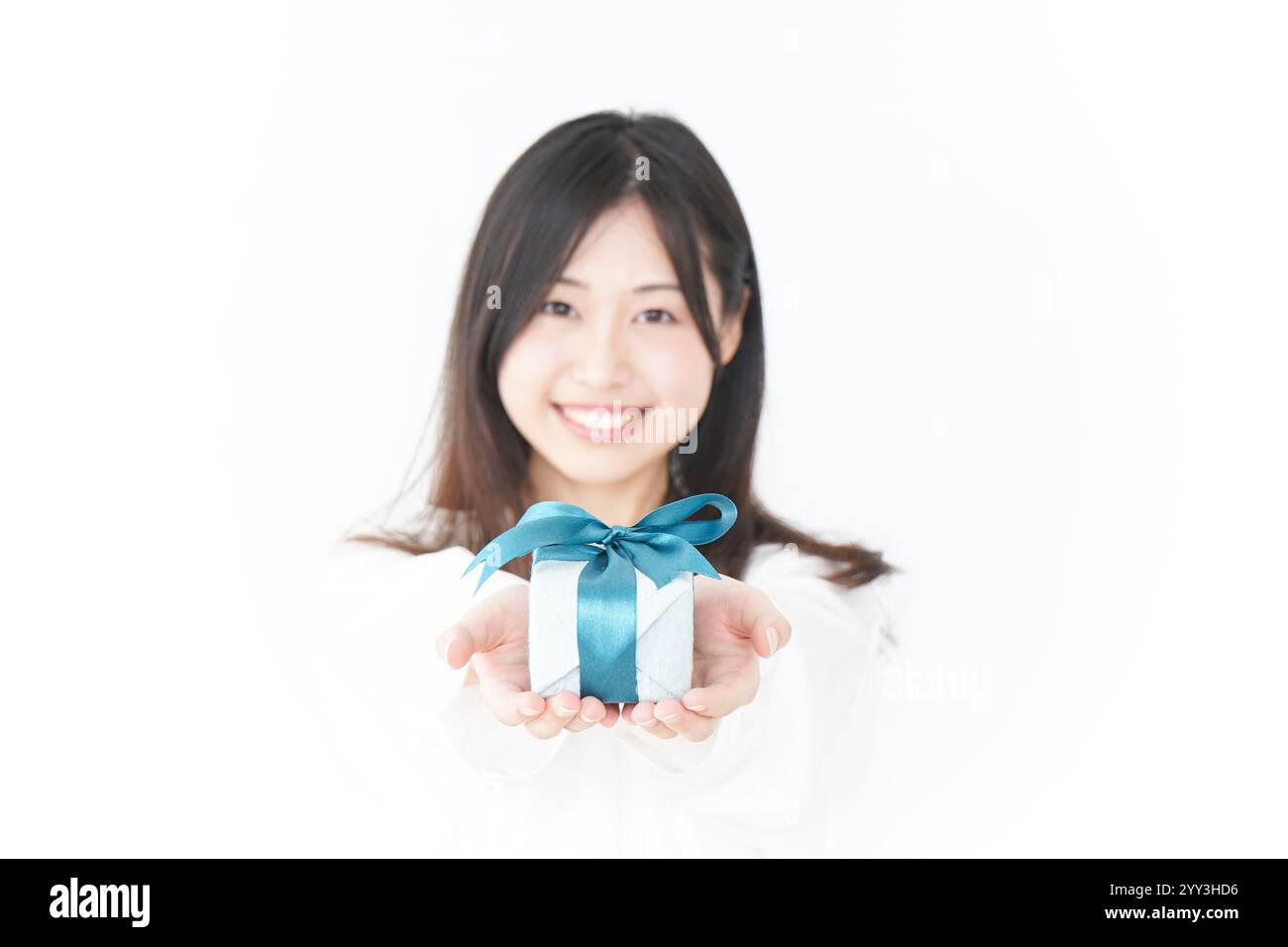 Regali e una giovane donna Foto Stock