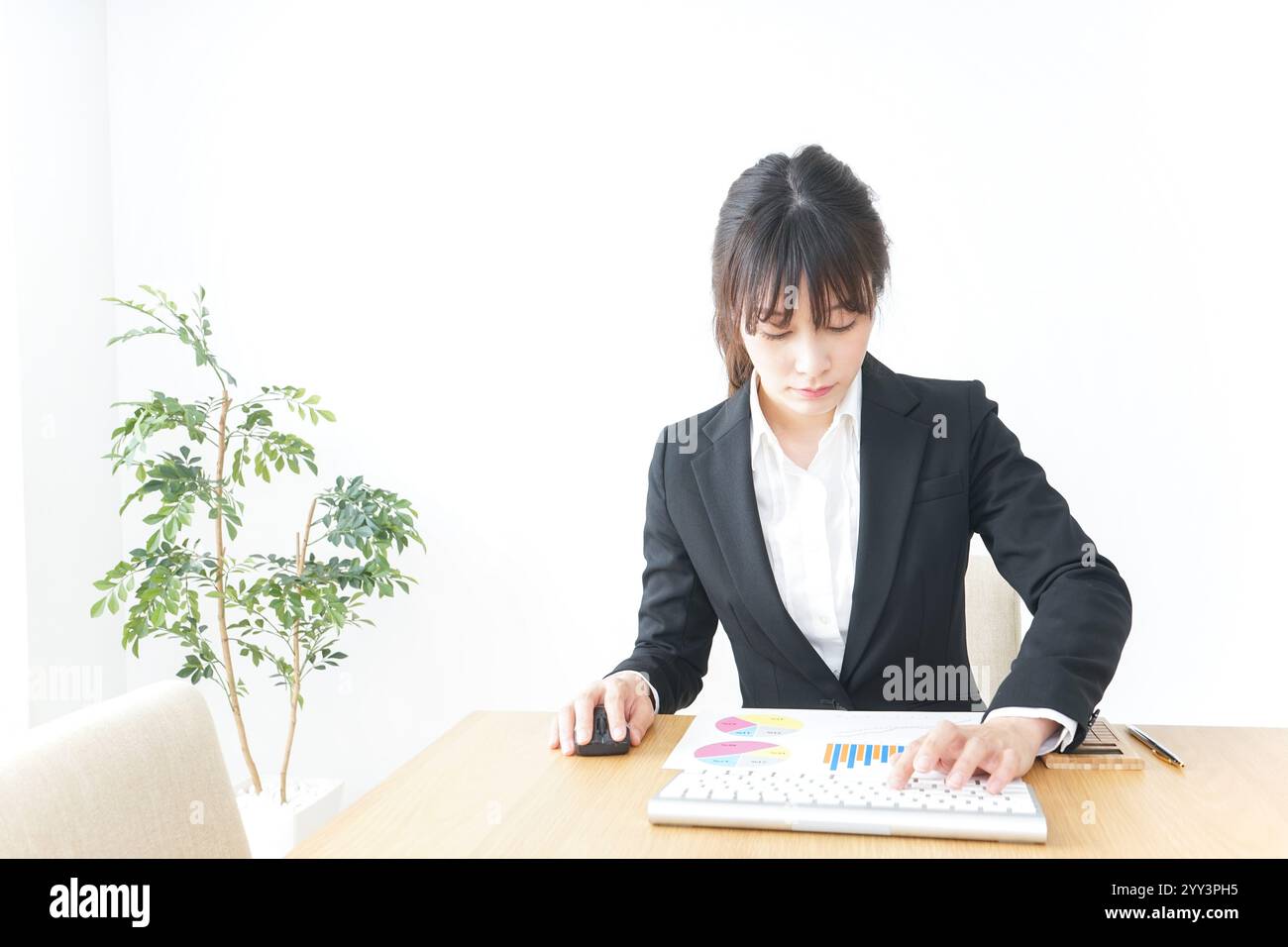 Donna in carriera che lavora in un ufficio Foto Stock