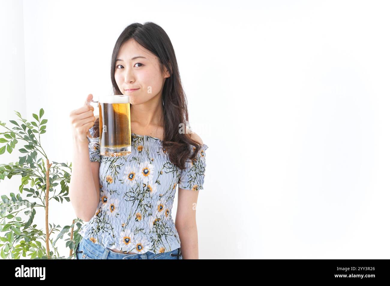 Donna che beve birra nel giardino della birra Foto Stock