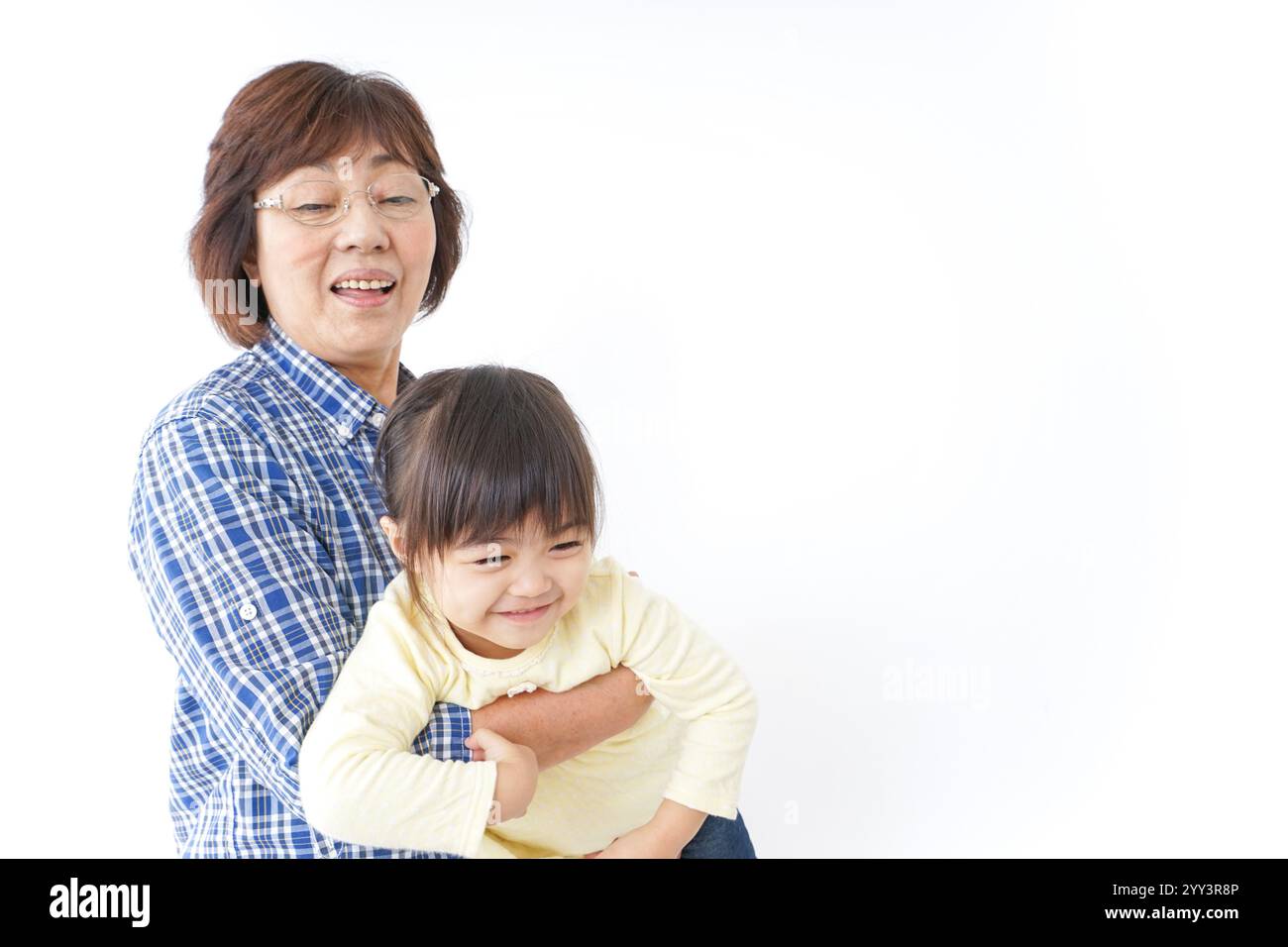 Nonna che tiene i suoi nipoti Foto Stock