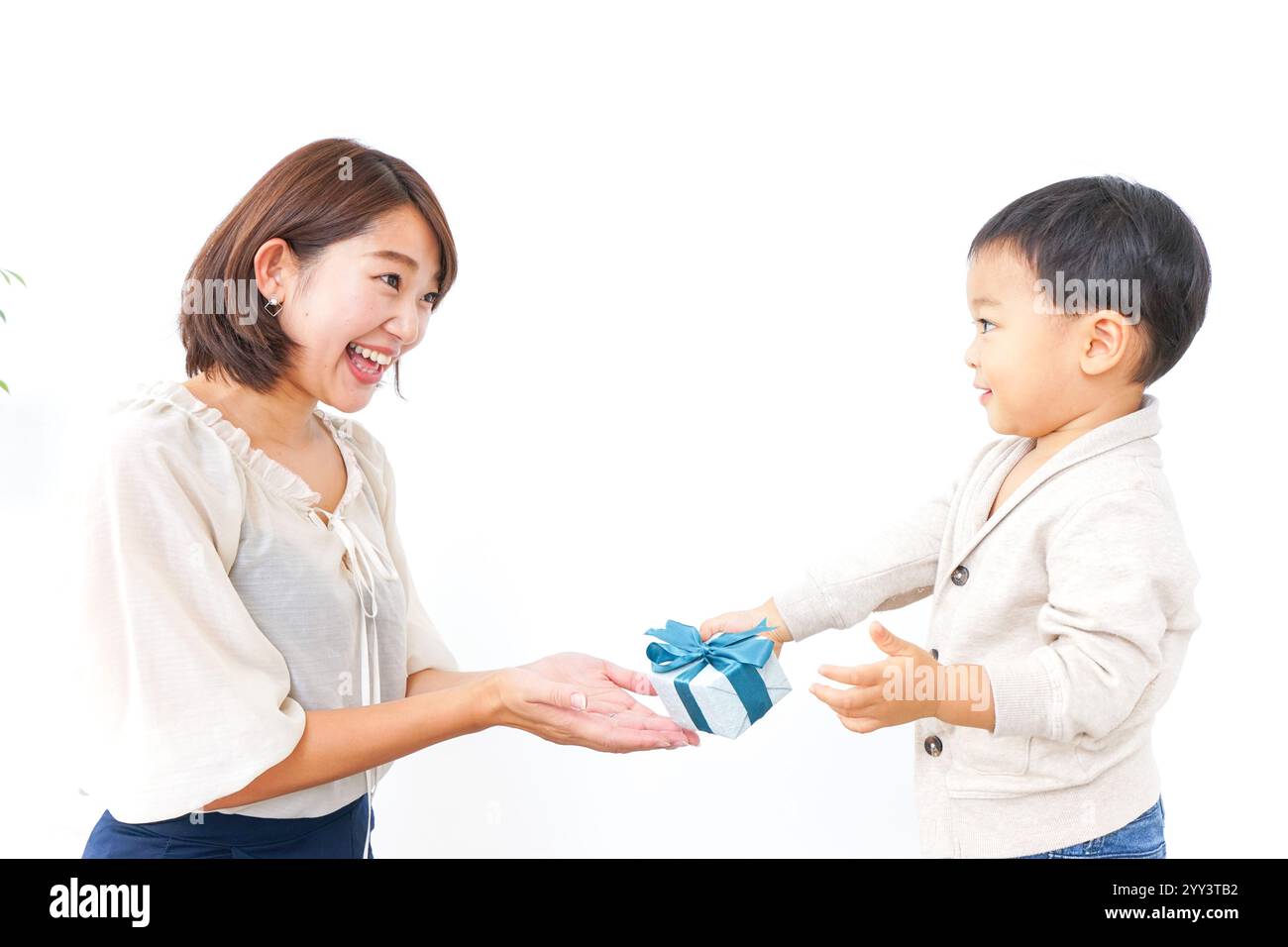 Bambino che dà il regalo alla madre Foto Stock