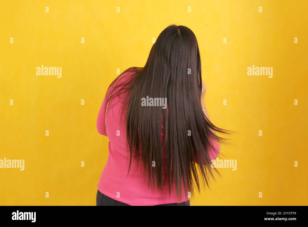 Donna adulta latina mostra i suoi capelli diritti molto lunghi per la cura e trattamenti per avere sano, lucido e setoso Foto Stock