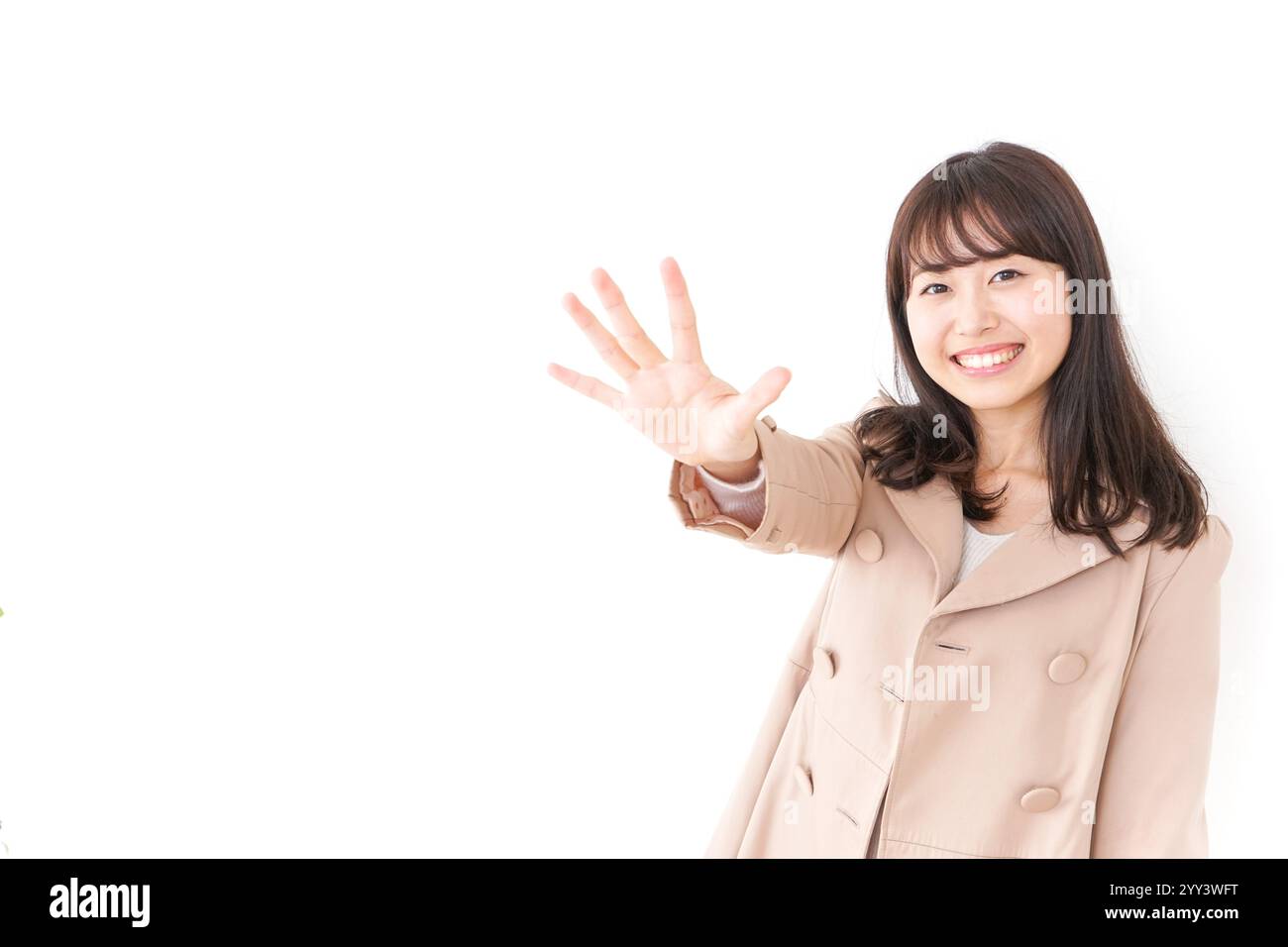 Donna che indossa un cappotto Foto Stock