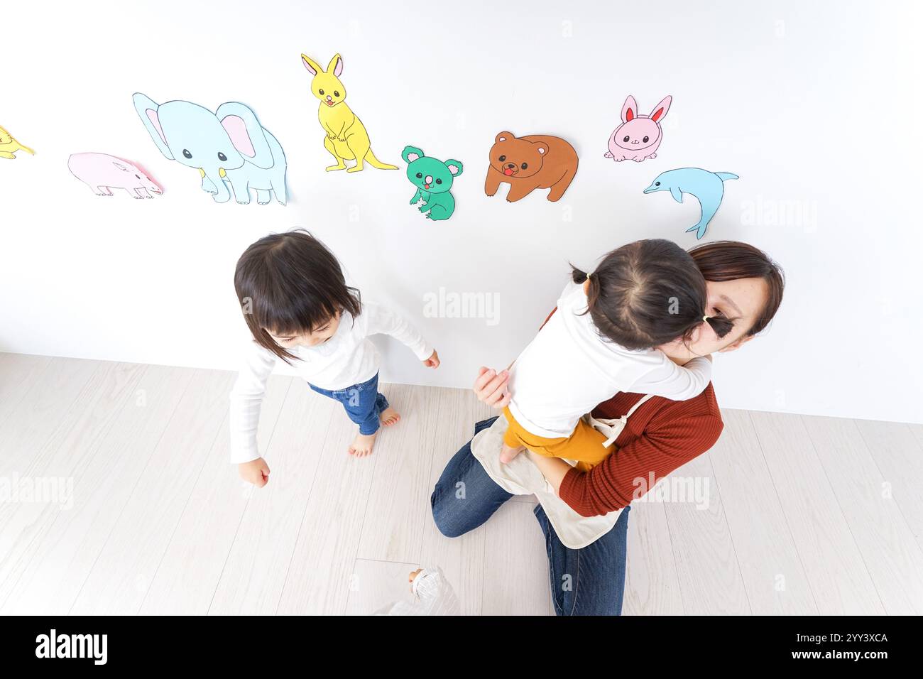 Bambini e insegnanti che giocano alla Festa dei bambini, alla scuola materna e all'asilo Foto Stock