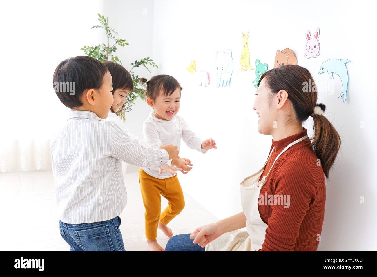 Bambini e insegnanti che giocano alla Festa dei bambini, alla scuola materna e all'asilo Foto Stock