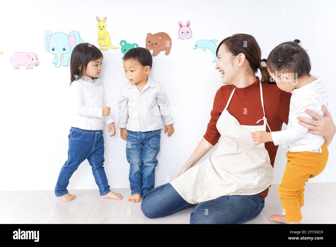 Bambini e insegnanti che giocano alla Festa dei bambini, alla scuola materna e all'asilo Foto Stock