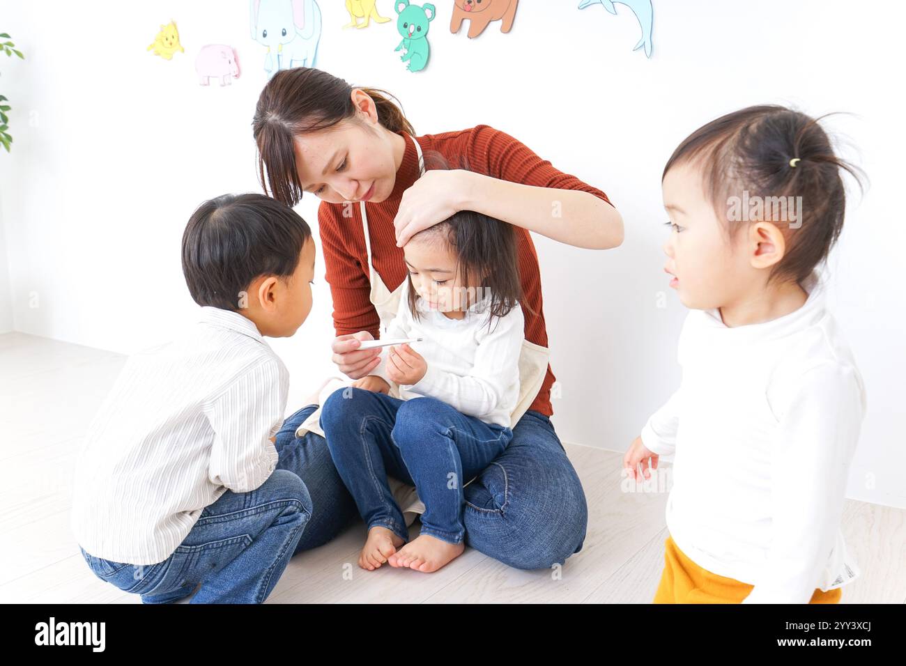 Bambini e insegnanti che giocano alla Festa dei bambini, alla scuola materna e all'asilo Foto Stock