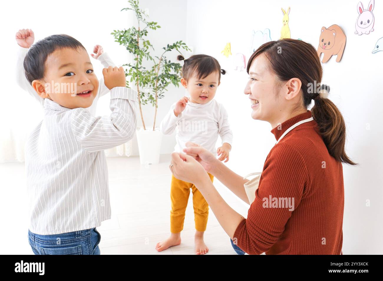 Bambini e insegnanti che giocano alla Festa dei bambini, alla scuola materna e all'asilo Foto Stock