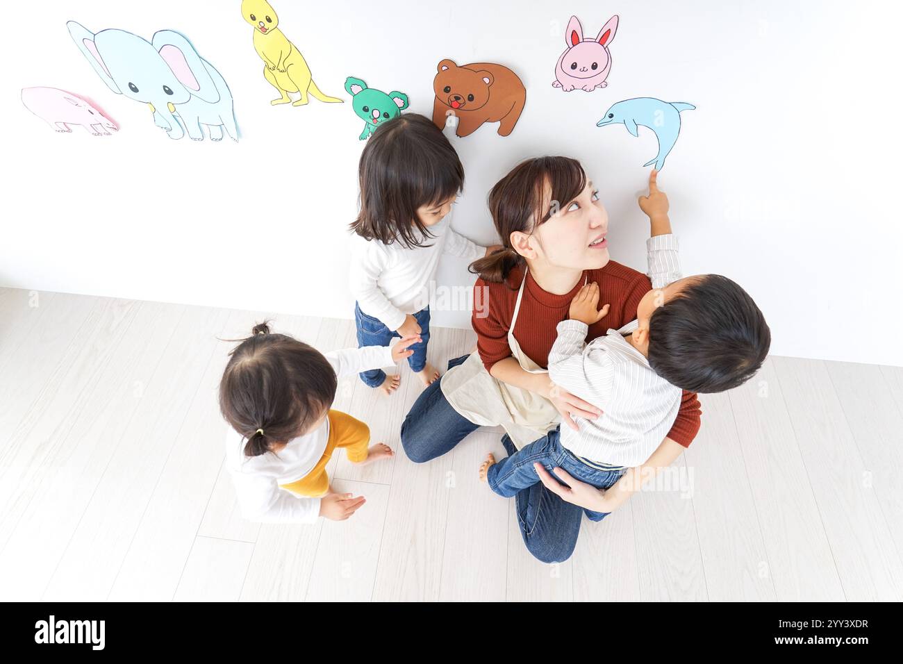 Bambini e insegnanti che giocano alla Festa dei bambini, alla scuola materna e all'asilo Foto Stock