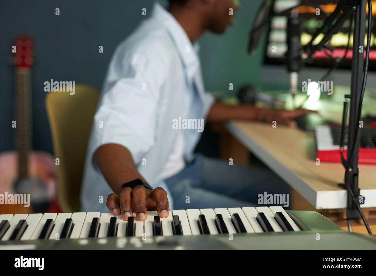 Produttore che suona Synthesizer in Studio Foto Stock