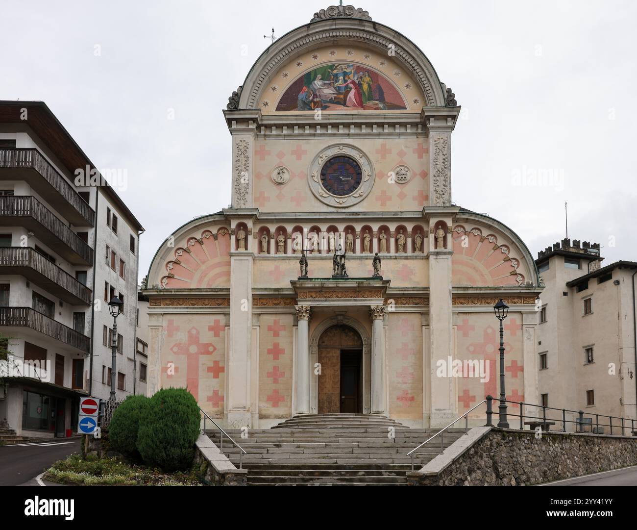 Pieve di Cadore, Italia - 6 settembre 2024: Chiesa di Santa Maria Nascente a Pieve di Cadore, Dolomiti, Italia Foto Stock