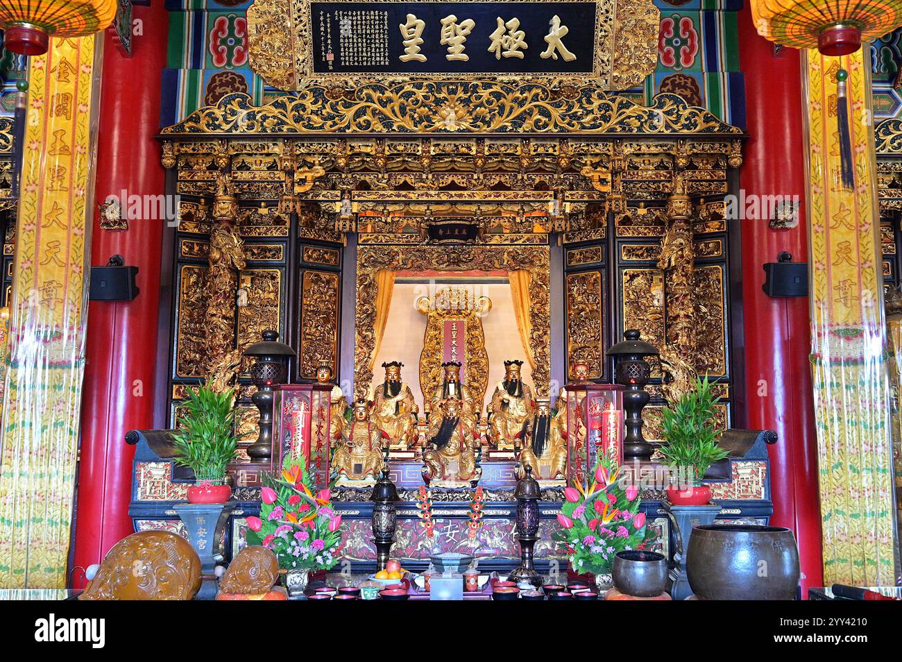 Santuario decorato taoista cinese Fujian dedicato all'Imperatore di Giada o Yudi, visto qui al Tempio Baoan di Dalongdong a Taipei Foto Stock