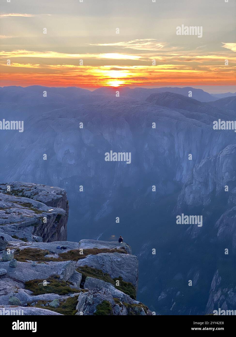 Tramonto al masso Kjerag in Norvegia Foto Stock