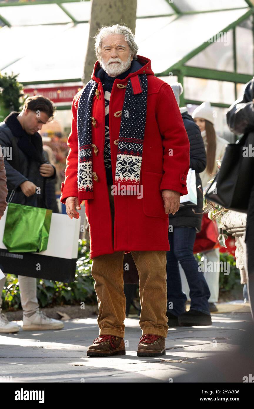 Arnold Schwarzenegger als Weihnachtsmann bei den Dreharbeiten zum Amazon MGM Studios Film The Man with the Bag im Bryant Park. New York, 18.12.2024 *** Arnold Schwarzenegger interpreta Babbo Natale durante le riprese del film degli Amazon MGM Studios The Man with the Bag in Bryant Park New York, 18 12 2024 foto:XM.xCranex/xFuturexImagex schwarzenegger 4206 Foto Stock