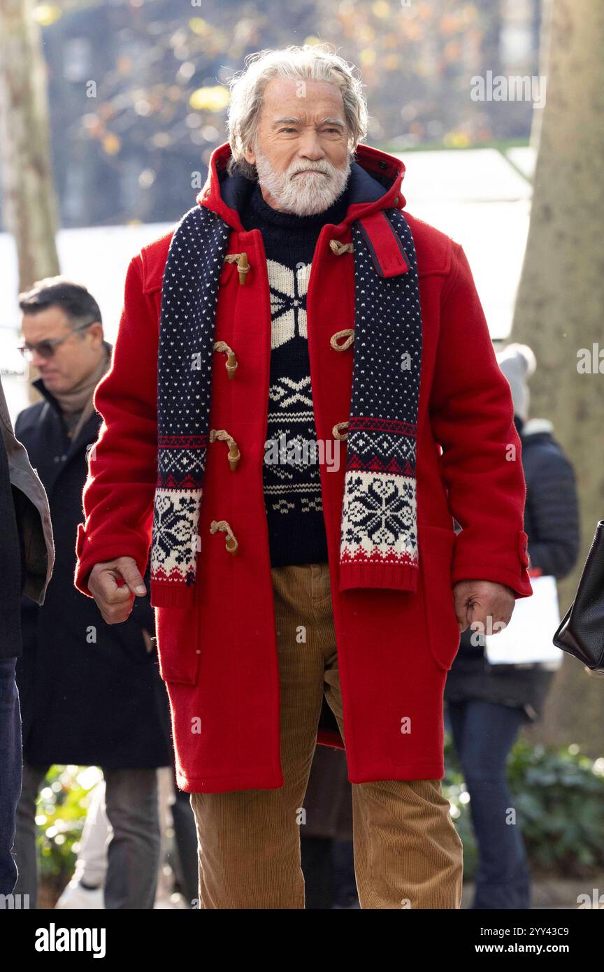 Arnold Schwarzenegger als Weihnachtsmann bei den Dreharbeiten zum Amazon MGM Studios Film The Man with the Bag im Bryant Park. New York, 18.12.2024 *** Arnold Schwarzenegger interpreta Babbo Natale durante le riprese del film degli Amazon MGM Studios The Man with the Bag in Bryant Park New York, 18 12 2024 foto:XM.xCranex/xFuturexImagex schwarzenegger 4211 Foto Stock