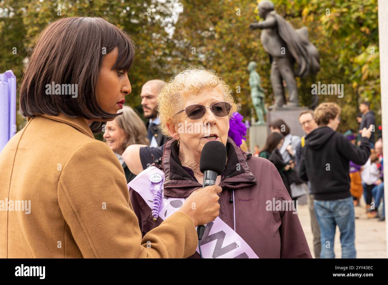 Westminster, Londra, Regno Unito, ottobre 30 2024. Angela Madden, presidente di Waspi, che parla con un giornalista fuori Westminster, Londra durante il Waspi ottobre Foto Stock