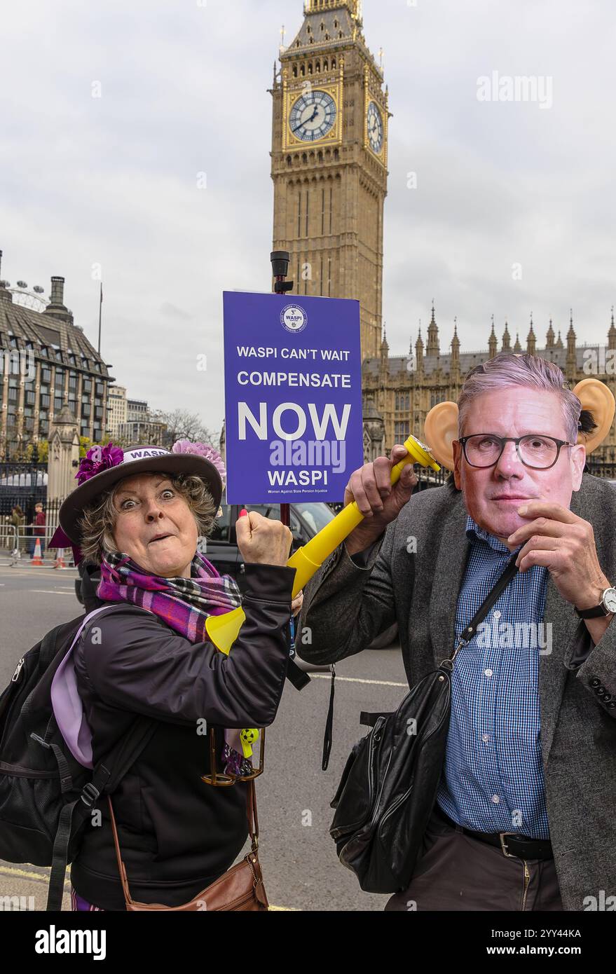 Westminster, Londra, Regno Unito, ottobre 30 2024, WASPI Demonstration on budget Day, with an Angry Waspi Woman affronta un uomo che indossa un fumetto Keir Starmer Foto Stock