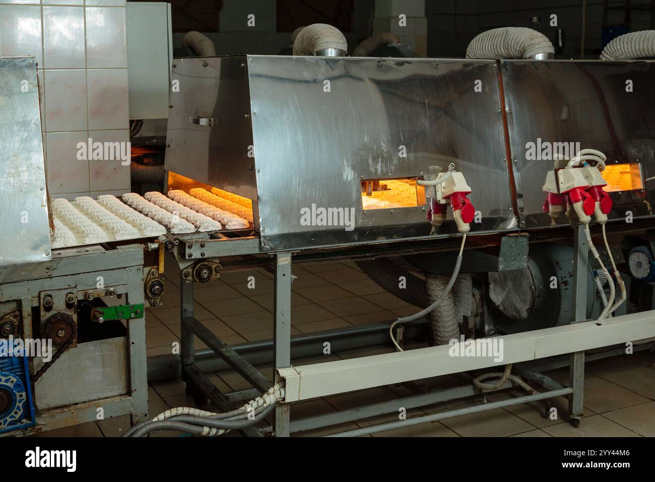 Linea di produzione di nastri trasportatori robotici marshmallows bianchi e zephyr. Fabbrica di dolciumi per prodotti da forno automatici. Produzione alimentare Foto Stock