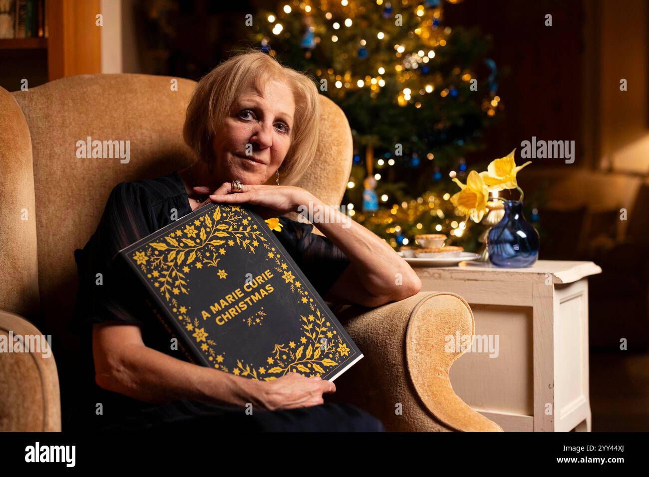 EDITORIALE USE ONLY l'attrice Nichola McAuliffe entra a far parte dell'associazione benefica britannica Marie Curie a Londra per pubblicare una nuova versione del classico poema festivo, ''Twas the Night Before Christmas', con storie vere di un'infermiera e paziente Marie Curie. Data di pubblicazione: Giovedì 19 dicembre 2024. Foto Stock