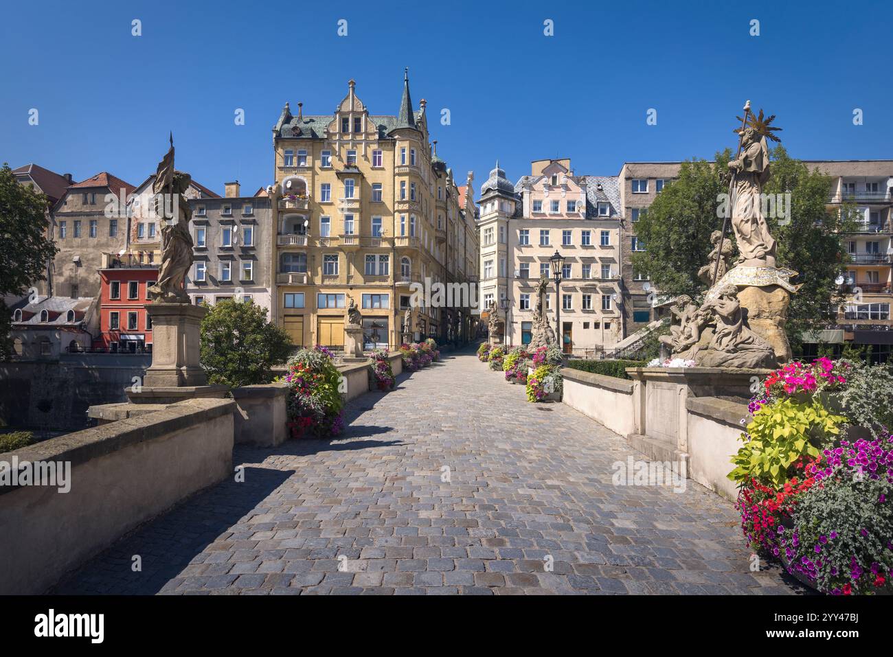 Passeggia attraverso il Ponte Gotico di San Giovanni a Klodzko, Polonia, circondato da una splendida architettura Foto Stock