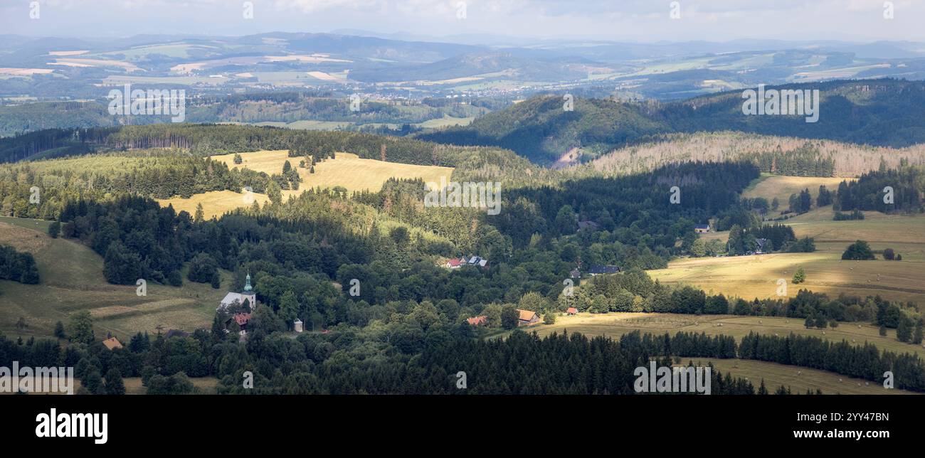 Il panorama mozzafiato da Szczeliniec Wielki mostra colline ondulate e fitte foreste. Foto Stock