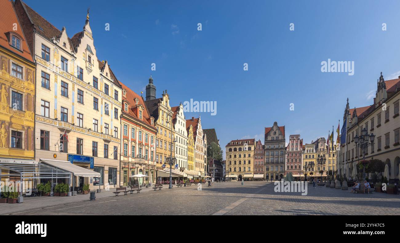 Giornata di sole nella Piazza del mercato di Breslavia piena di edifici colorati e vivaci caffetterie e persone, la Polonia Foto Stock