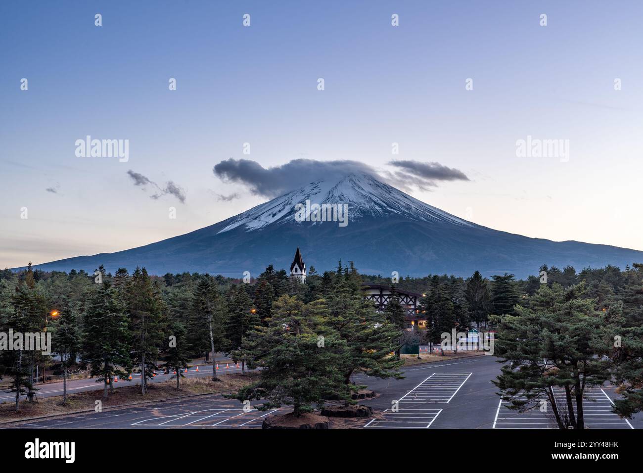 Vista del Monte Fuji al tramonto con nuvole in movimento sulla cima della montagna Foto Stock