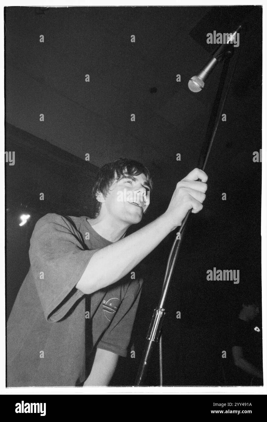 TIM BURGESS, THE CHARLATANS, CONCERTO, 1995: Il cantante Tim Burgess dei Charlatans che suonano alla Cardiff University di Cardiff, Galles, Regno Unito, il 5 maggio 1995. Fotografia: Rob Watkins. INFO: The Charlatans sono un gruppo musicale britannico formatosi nel 1988, parte integrante delle scene di Madchester e Britpop. Noti per i loro groove infettivi e la voce distintiva di Tim Burgess, hanno raggiunto il successo con successi come The Only One i Know e Tellin' Stories. Foto Stock