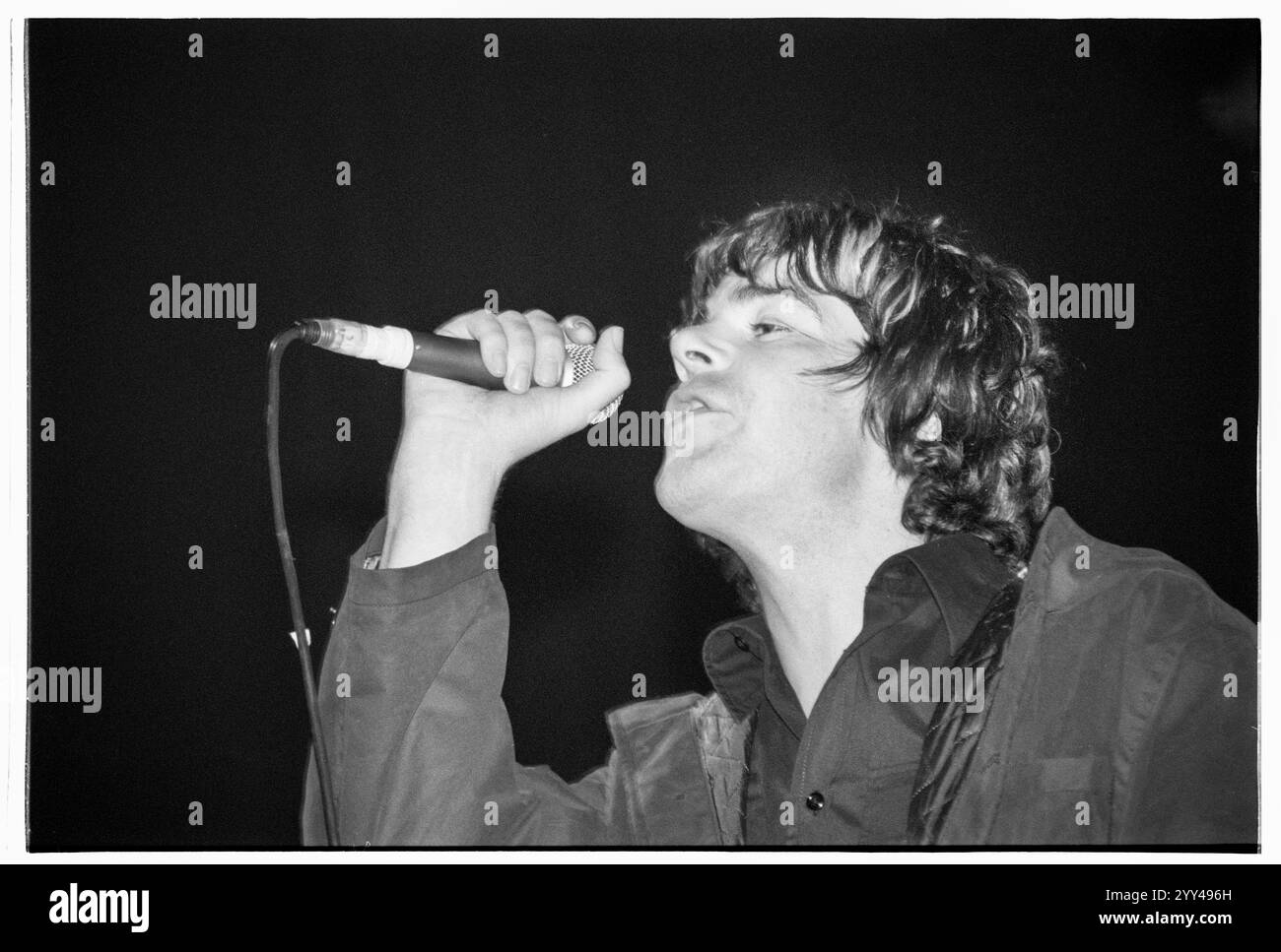 TIM BURGESS, THE CHARLATANS, READING FESTIVAL, 1999: Il cantante Tim Burgess dei Charlatans che suonano sul Main Stage al Reading Festival il 27 agosto 1999. Fotografia: Rob Watkins. INFO: The Charlatans sono un gruppo musicale britannico formatosi nel 1988, parte integrante delle scene di Madchester e Britpop. Noti per i loro groove infettivi e la voce distintiva di Tim Burgess, hanno raggiunto il successo con successi come The Only One i Know e Tellin' Stories. Foto Stock