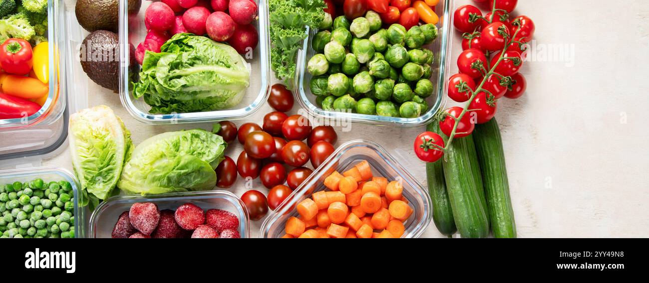 Contenitori in vetro con diversi prodotti freschi, come verdura e frutta, su uno sfondo chiaro. Vista dall'alto. Panorama con spazio di copia. Foto Stock