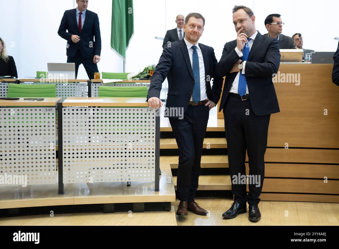 Dresda, Germania. 19 dicembre 2024. Michael Kretschmer (l), primo ministro della Sassonia, e Alexander Dierks (entrambi CDU), presidente del Parlamento di Stato sassone, si trovano uno accanto all'altro nel Parlamento di Stato sassone. Crediti: Sebastian Kahnert/dpa/Alamy Live News Foto Stock