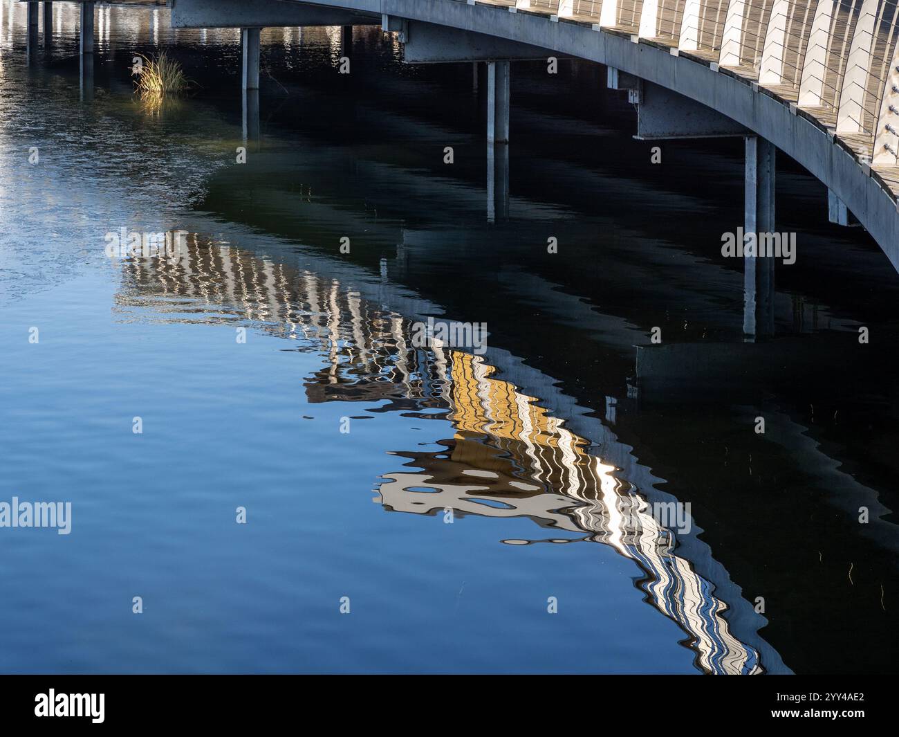 Riflessi astratti del lungomare nel lago, riserva naturale di Rushden Lakes, Northamptonshire, Regno Unito Foto Stock