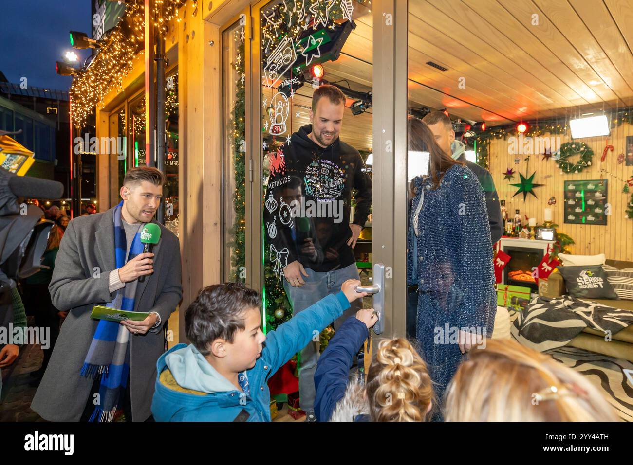 ZWOLLE - sul Rodetorenplein i DJ: Barend, Sophie e Wijnand rinchiusi nella Glass House. Sono stati rinchiusi dal sindaco Peter Snijders e da bambini con una malattia metabolica. Nella settimana prima di Natale fanno la radio 24 ore al giorno per raccogliere quanti più soldi possibile e attirare l'attenzione sui Metakidi. Foto: ANP / Hollandse Hoogte / Pedro Sluiter. paesi bassi out - belgio out Foto Stock