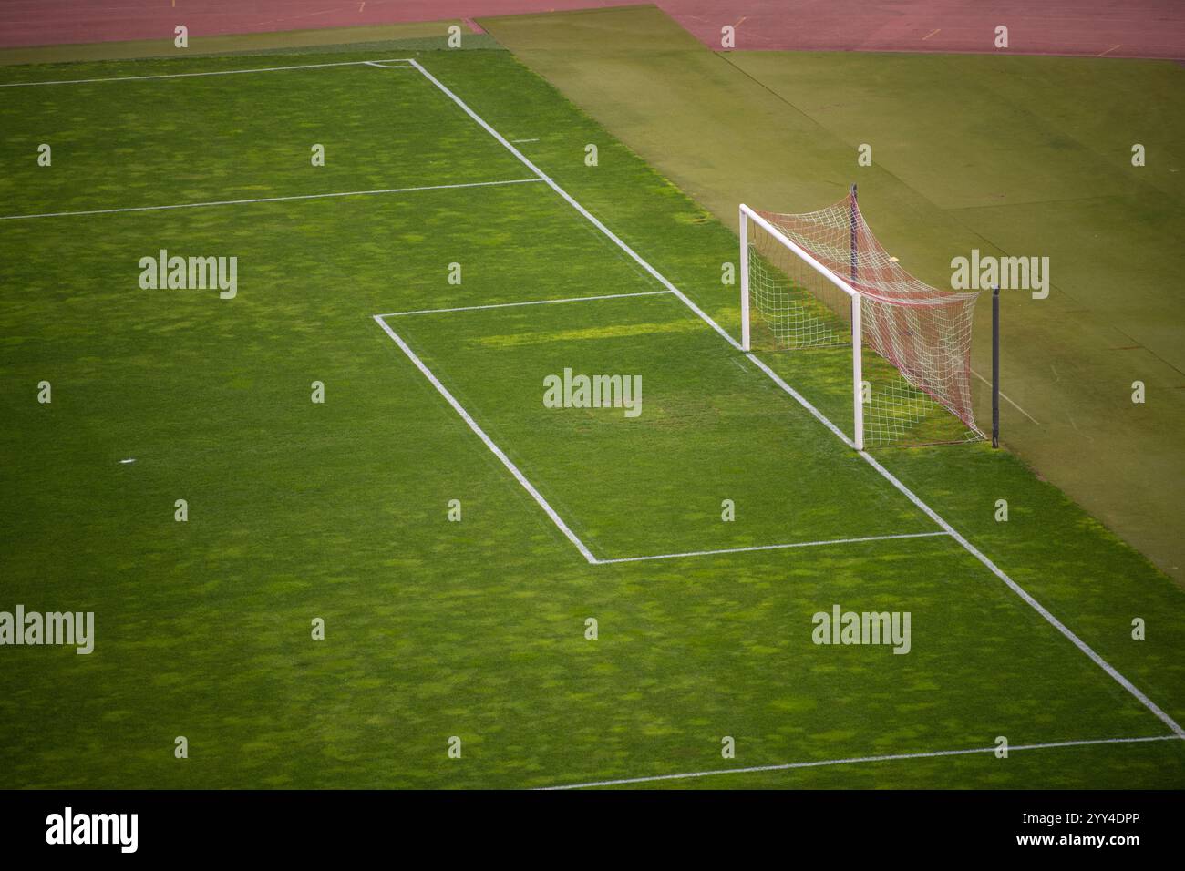 Stadio sportivo con gol da calcio. Palo per il calcio o il calcio su un campo in erba verde dello stadio. Foto Stock