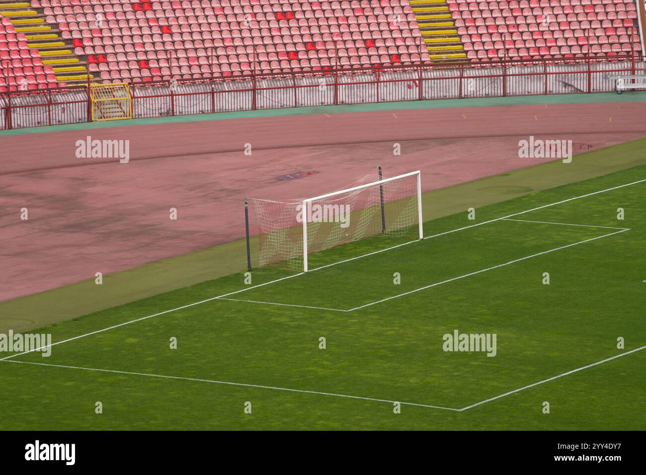 Stadio sportivo con gol da calcio. Palo per il calcio o il calcio su un campo in erba verde dello stadio. Foto Stock