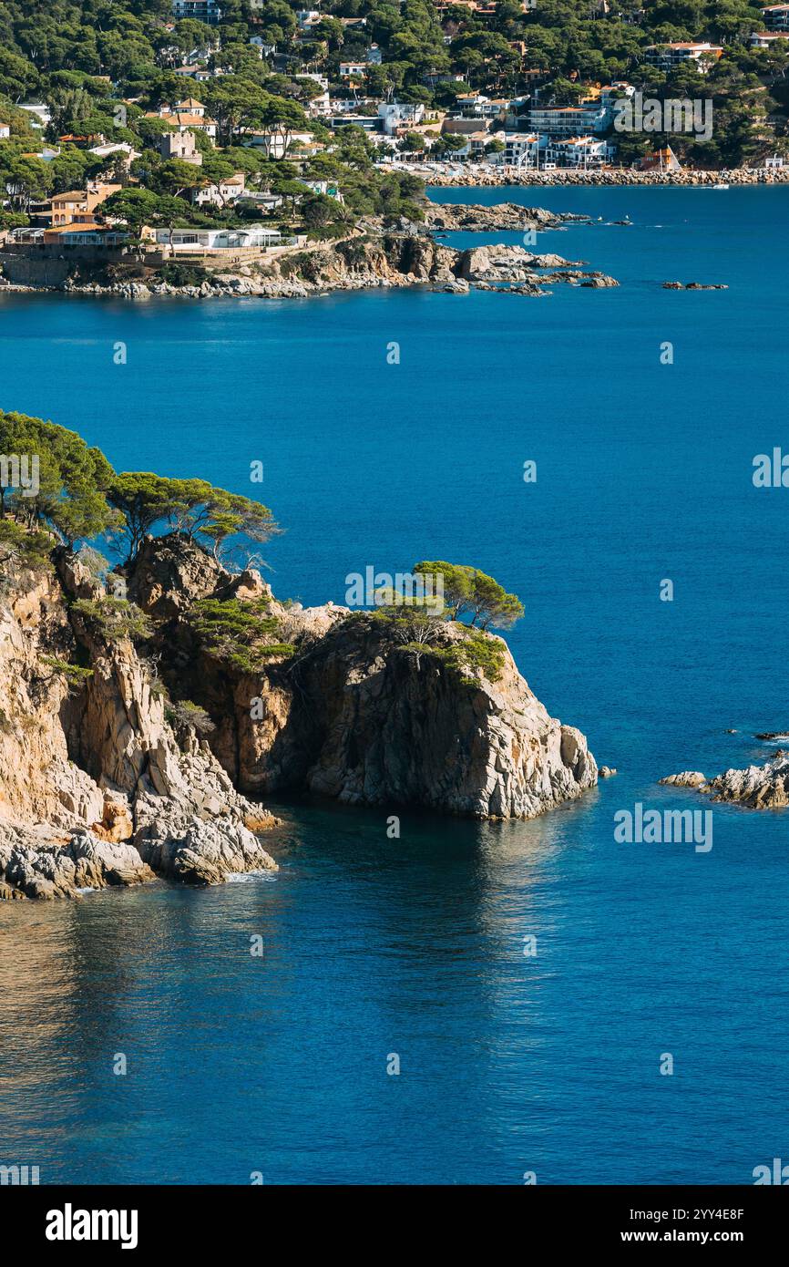Una splendida vista costiera di Calella de Palafrugell a Cap Roig, Costa Brava, caratterizzata da acque cristalline turchesi, scogliere aspre e vegetazione lussureggiante perfetta Foto Stock