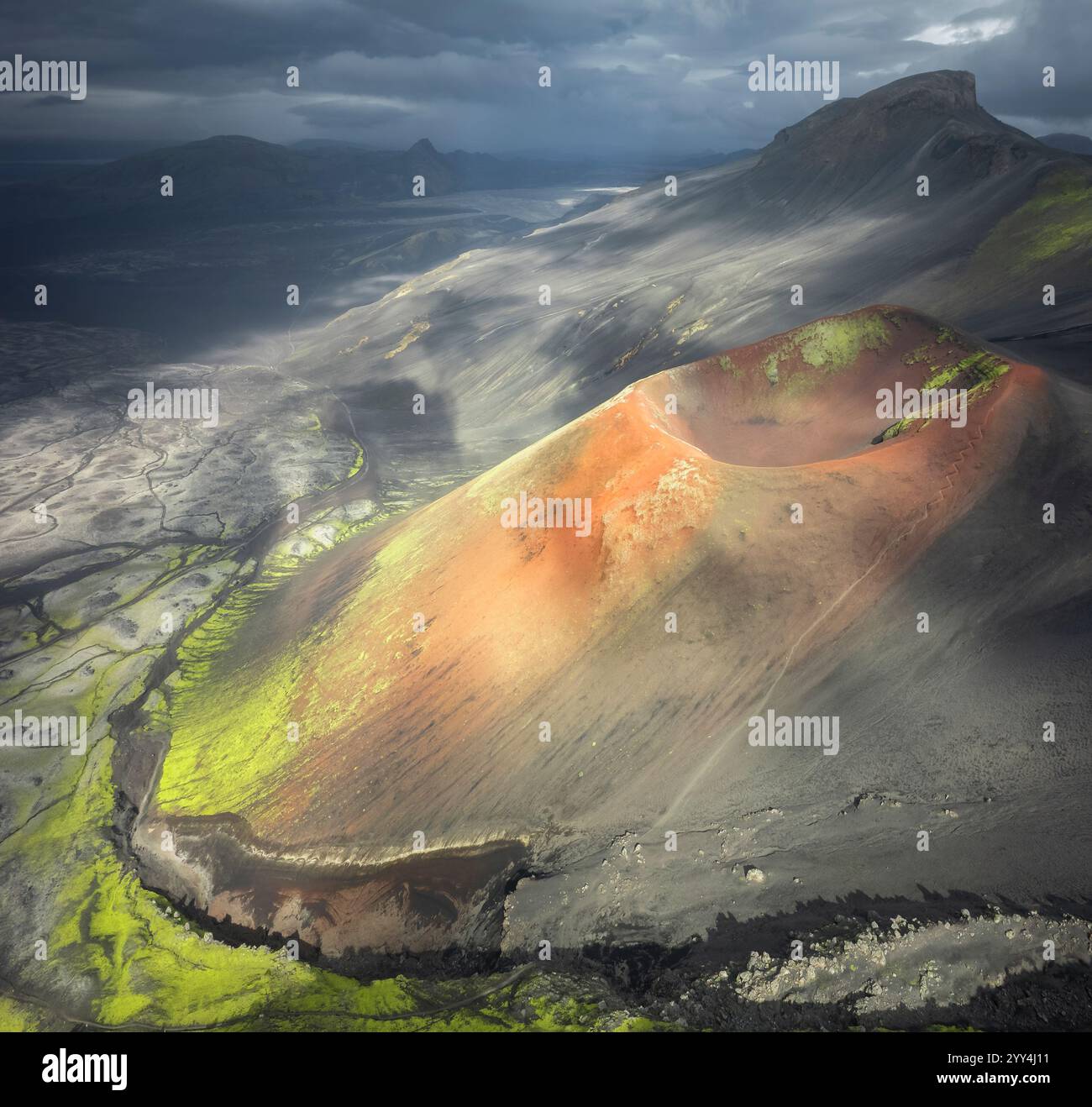 Una vista aerea di un colorato cratere vulcanico in Islanda, che mostra muschio vibrante e terreno accidentato sotto cieli spettacolari, Uno splendido esempio di Islanda Foto Stock