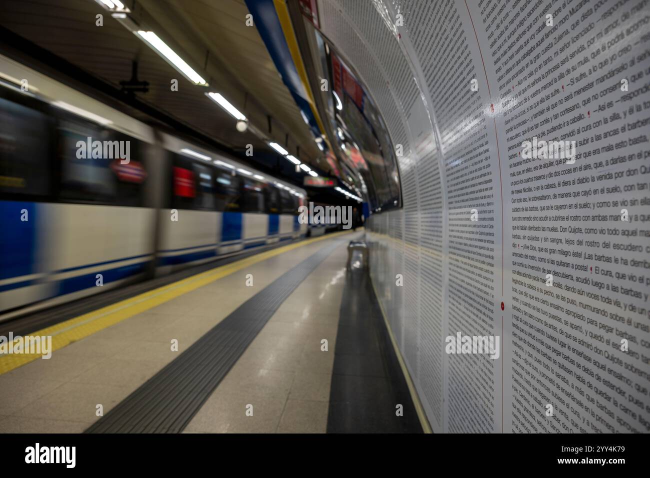 Interno della stazione della metropolitana Plaza de Espana decorato con pagine del romanzo di Don Chisciotte dello scrittore spagnolo Miguel de Cervantes, Madrid, Spagna Foto Stock