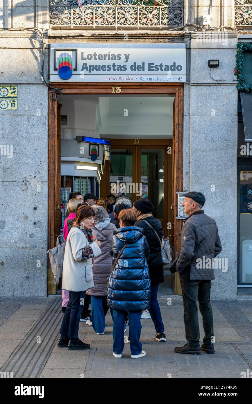 Persone in fila per acquistare i biglietti per la lotteria di Natale spagnola ("El gordo") a Madrid, Spagna Foto Stock