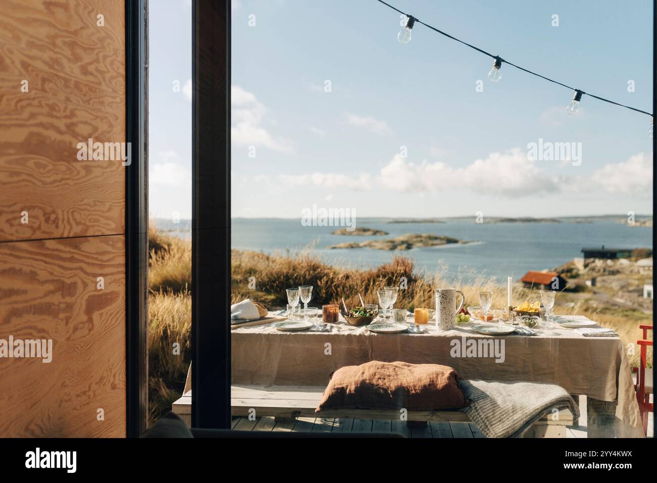 Tavolo sul portico nelle giornate di sole Foto Stock