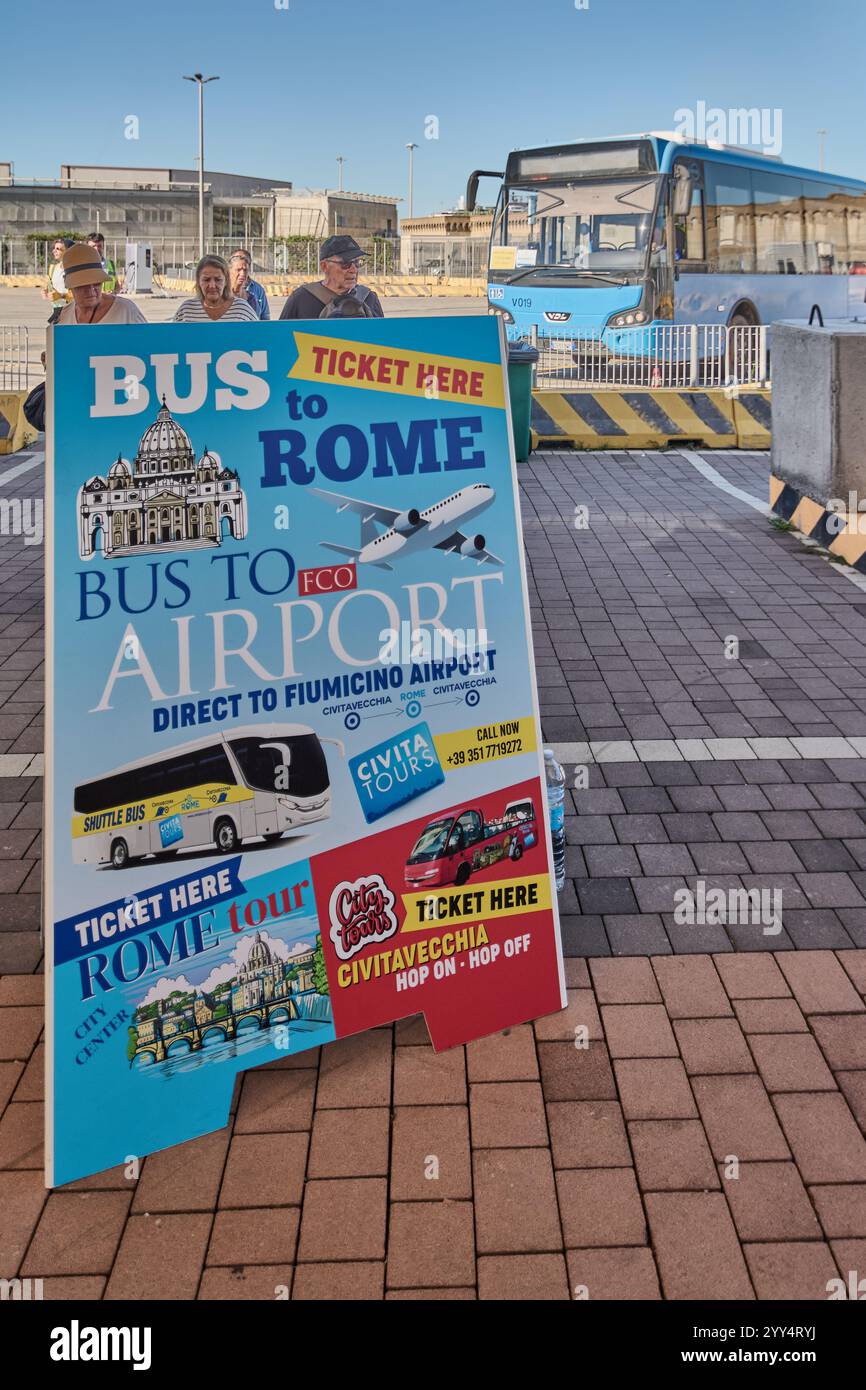 Civitavecchia, Italia - 19 dicembre 2024: Poster che promuove i servizi di autobus per Roma e l'aeroporto di Fiumicino con autobus e persone sullo sfondo Foto Stock