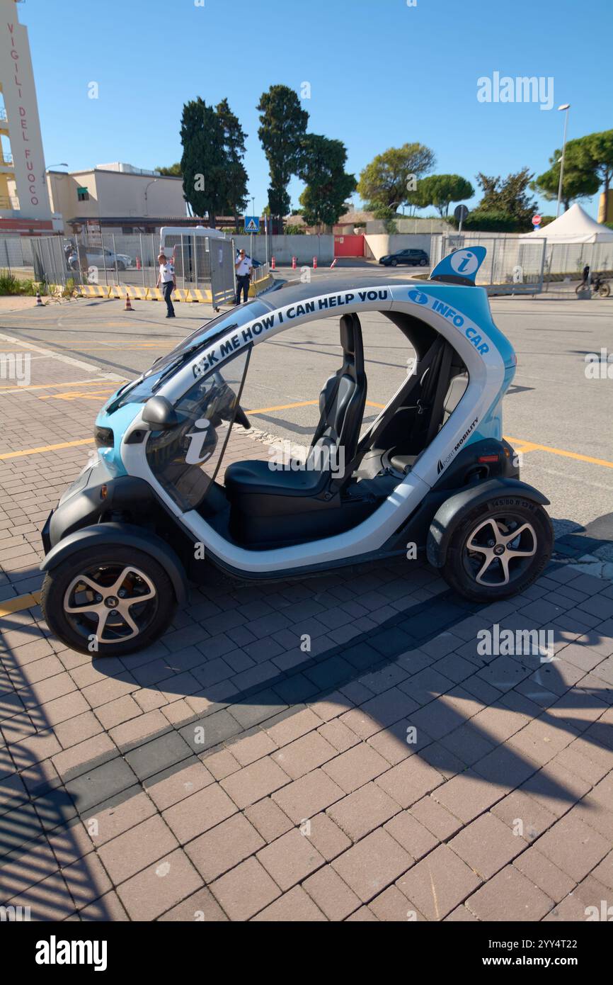 Resumen: Civitavecchia, Italia - 19 dicembre 2024: Auto di informazione elettrica parcheggiata a Civitavecchia, che offre assistenza turistica. Il veicolo è co Foto Stock