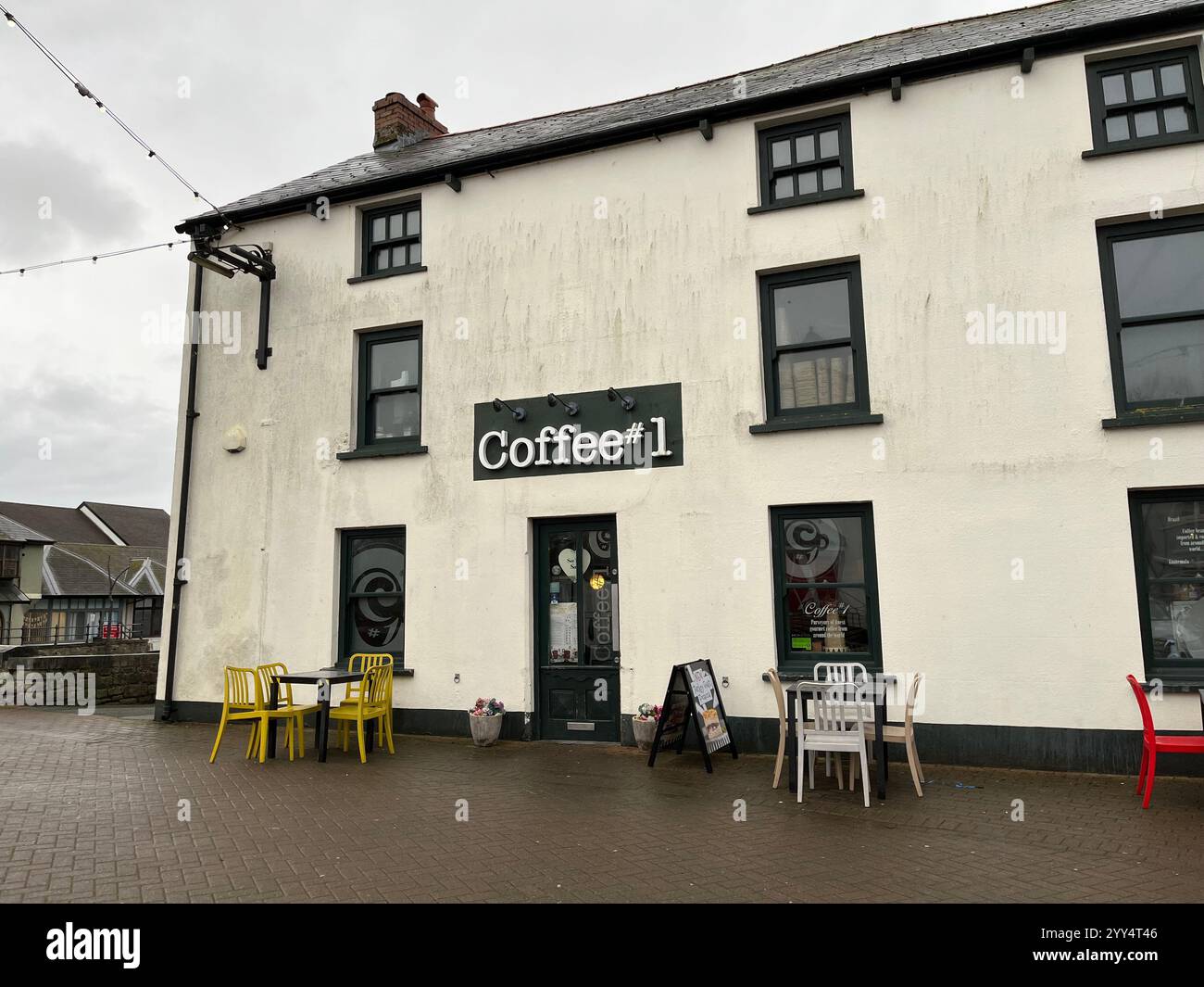 Caffè n. 1 a Haverfordwest, Pembrokeshire, Galles, Regno Unito. 16 dicembre 2024. - Immagine stock catturata con smartphone