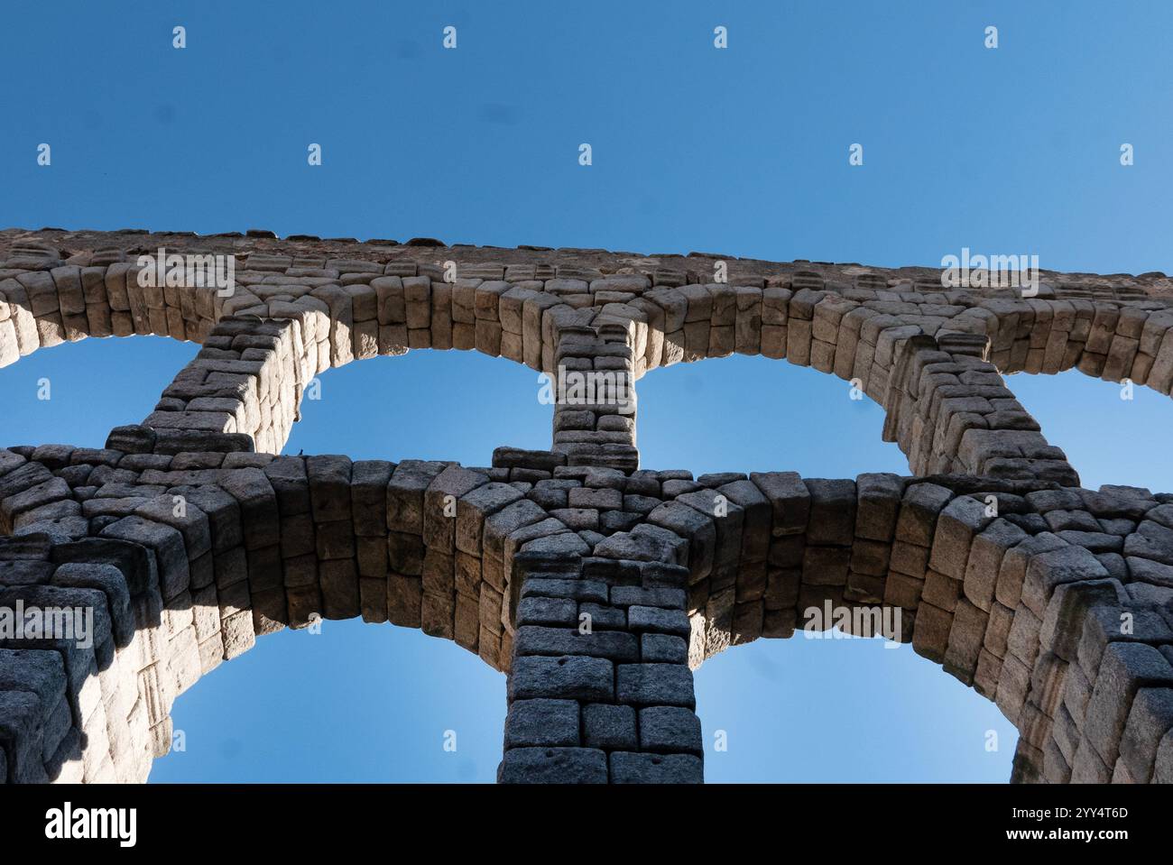 Segovia a nord-ovest di Madrid, è famosa per l'acquedotto romano, ancora in uso fino al 1970, costruito nel i secolo, ha spostato l'acqua 17k nei bagni della città senza Malta Foto Stock