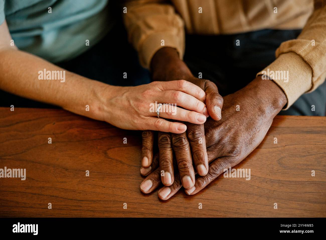 Lavoratore sanitario femminile che consola gli anziani uomini a casa Foto Stock