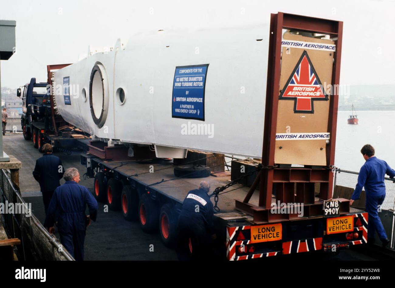 Orcadi - aprile 1987 - la parte centrale della lama da 60 metri realizzata dalla British Aerospace viene trasportata a Kirkwall, nelle Orcadi sulla strada per il parco eolico di Burgar Hill. Scozia. Foto Stock