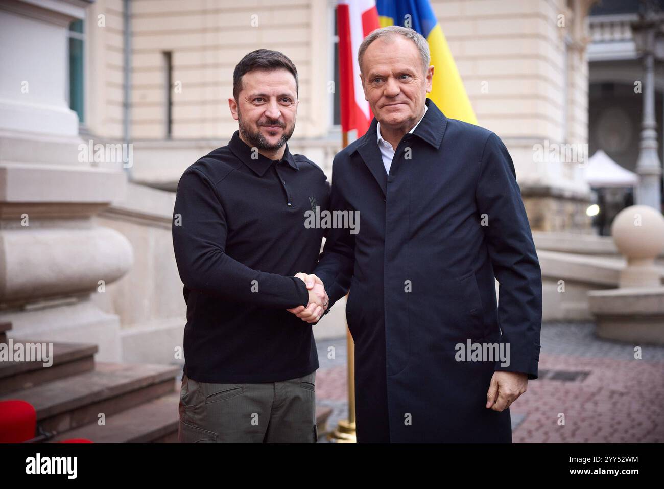 Praesident Wolodymyr Selenskyj am 17.12.2024 in Leopoli Praesident Wolodymyr Selenskyj am 17.12.2024 a Leopoli Lemberg. Praesident Wolodymyr Selenskyj trifft Polens Ministerpraesidenten Donald TUSK. Viaggio di lavoro del Presidente dell'Ucraina nella regione di Leopoli e incontro con il primo Ministro della Polonia foto:Ufficio presidenziale dell'Ucraina via SVEN SIMON Fotoagentur GmbH & Co. Pressefoto KG Prinzess-Luise-Str. 41 45479 M u e l h e i m / R u h r Tel. 0208/9413250 Fax. 0208/9413260 GLS Bank BLZ 430 609 67 KTO. 4030 025 100 IBAN DE75 4306 0967 4030 0251 00 BIC GENODEM1GLS www.svensimon.net Lviv Ukr Foto Stock