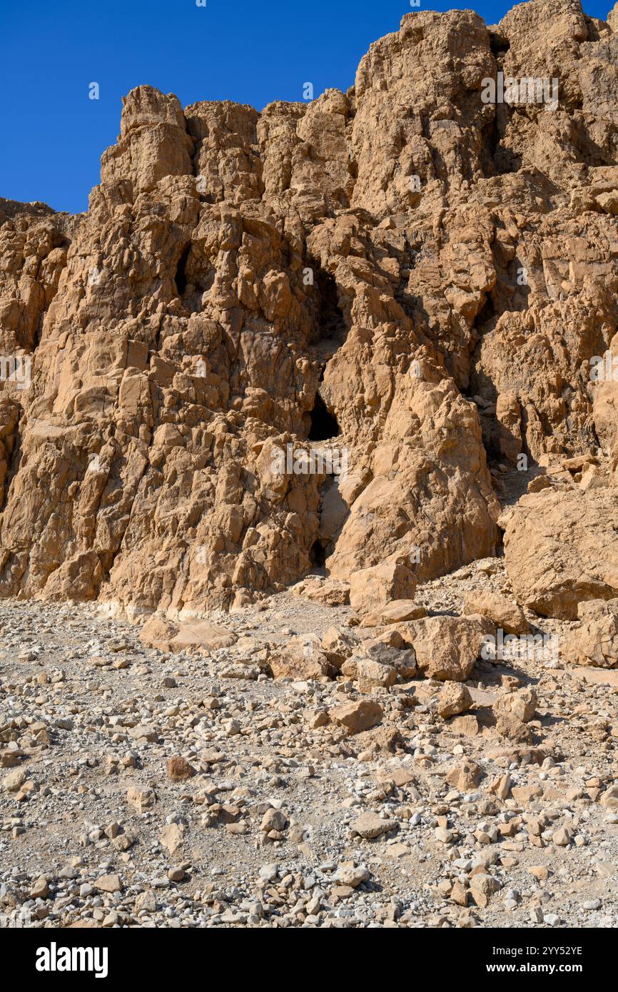 Grotte nella scogliera di Marl presso il sito archeologico di Qumran sulla riva del Mar morto, in Cisgiordania, Israele il sito di Qumran è meglio conosciuto come il settl Foto Stock