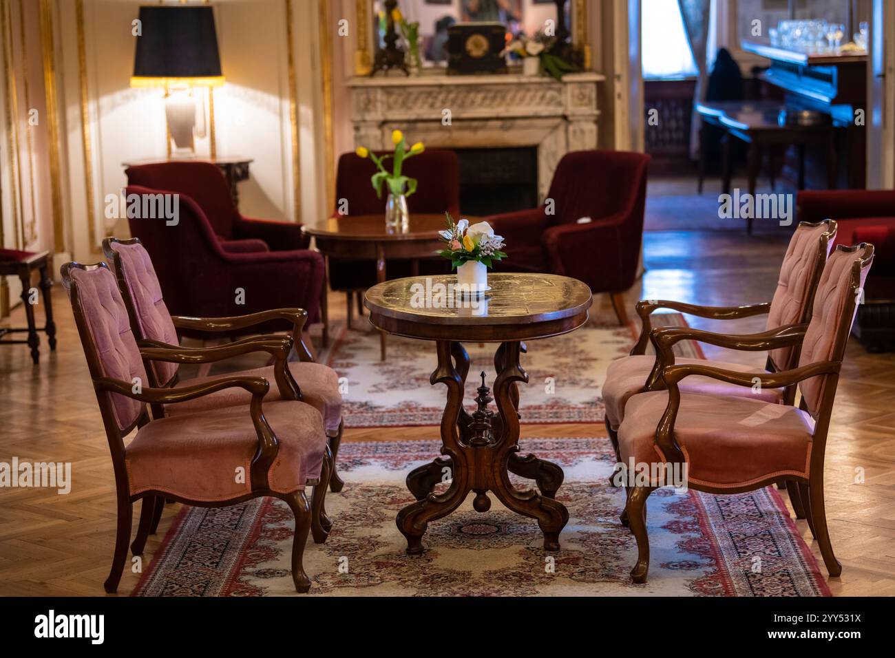Interni di lusso in stile vittoriano antico. Tavolo e sedie d'epoca bellissimi. Interni della camera Classic. Foto Stock