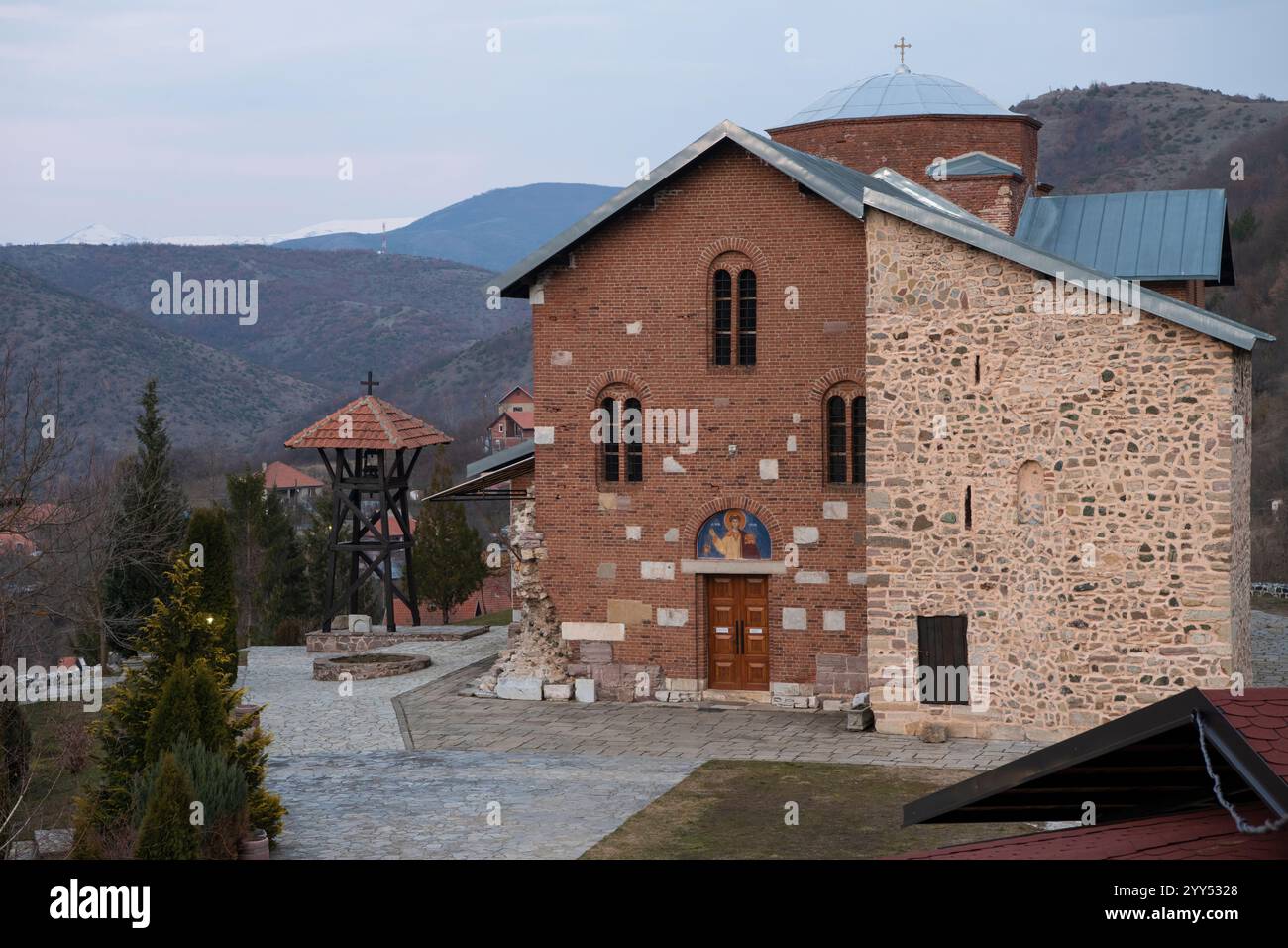 Monastero medievale di Banjska, costruito nel 1317 d.C. come luogo di riposo del re serbo Milutin Nemanjic nella provincia autonoma serba del Kosovo e Metohija Foto Stock